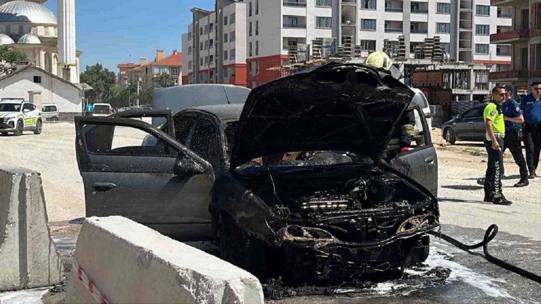Konya merkezde otomobil yangını! Kullanılamaz hale geldi 3